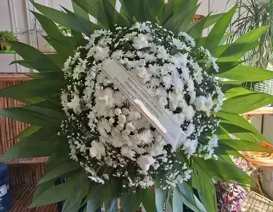 Coroa com 12 Rosas — R$ 360,00
