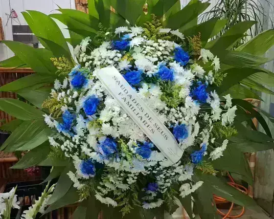 Coroa com 14 Rosas Tingidas