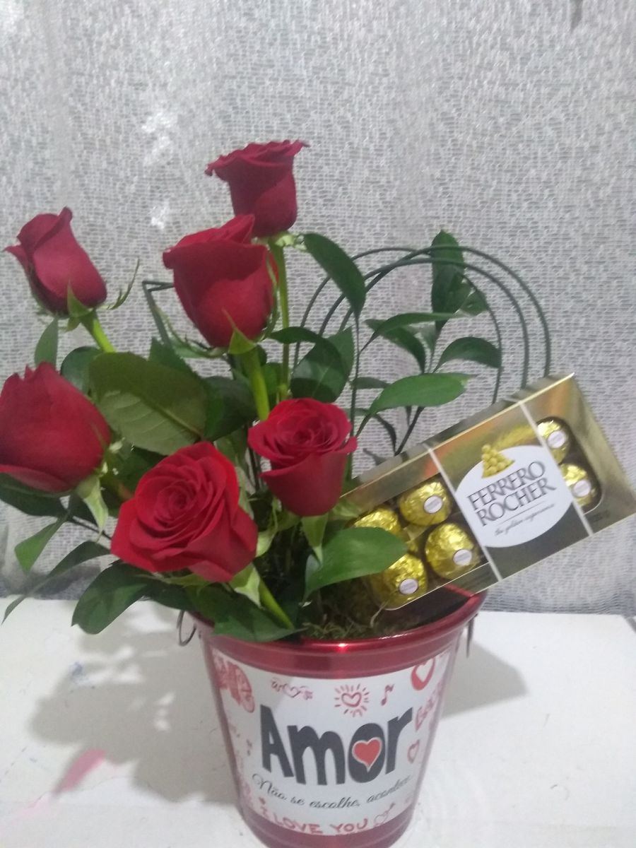 Kit Balde Rosas com bombons Ferrero Rocher e Rosas importadas / Vermelhas / 06 Unidades