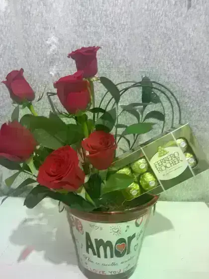 Kit Balde Rosas com Bombons Ferrero Rocher e Rosas Importadas / Vermelhas / 06 Unidades