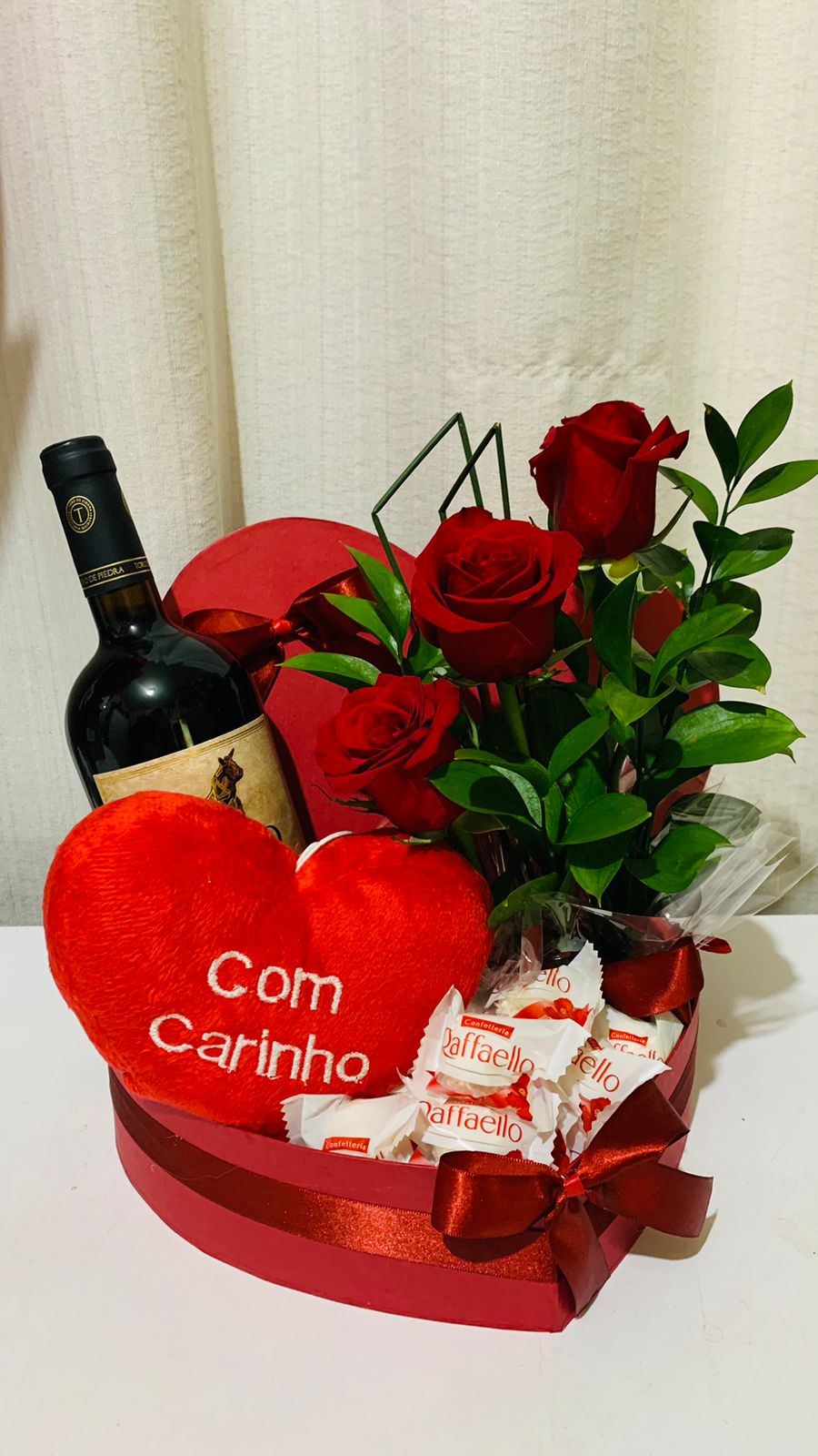 Cesta Especial Pelúcia, Chocolates e Vinho / Mista