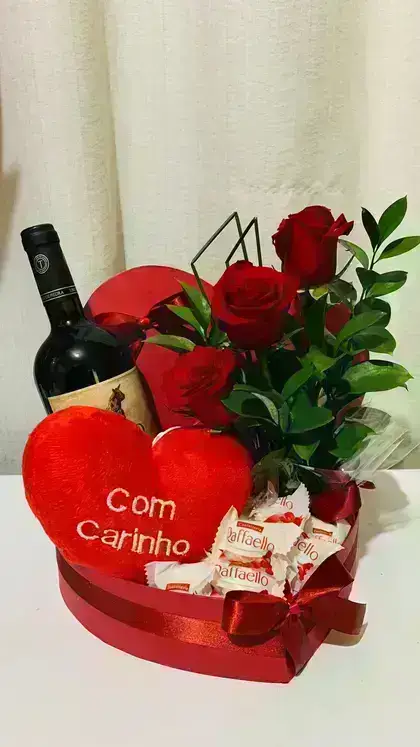 Cesta Especial Pelúcia, Chocolates e Vinho / Mista
