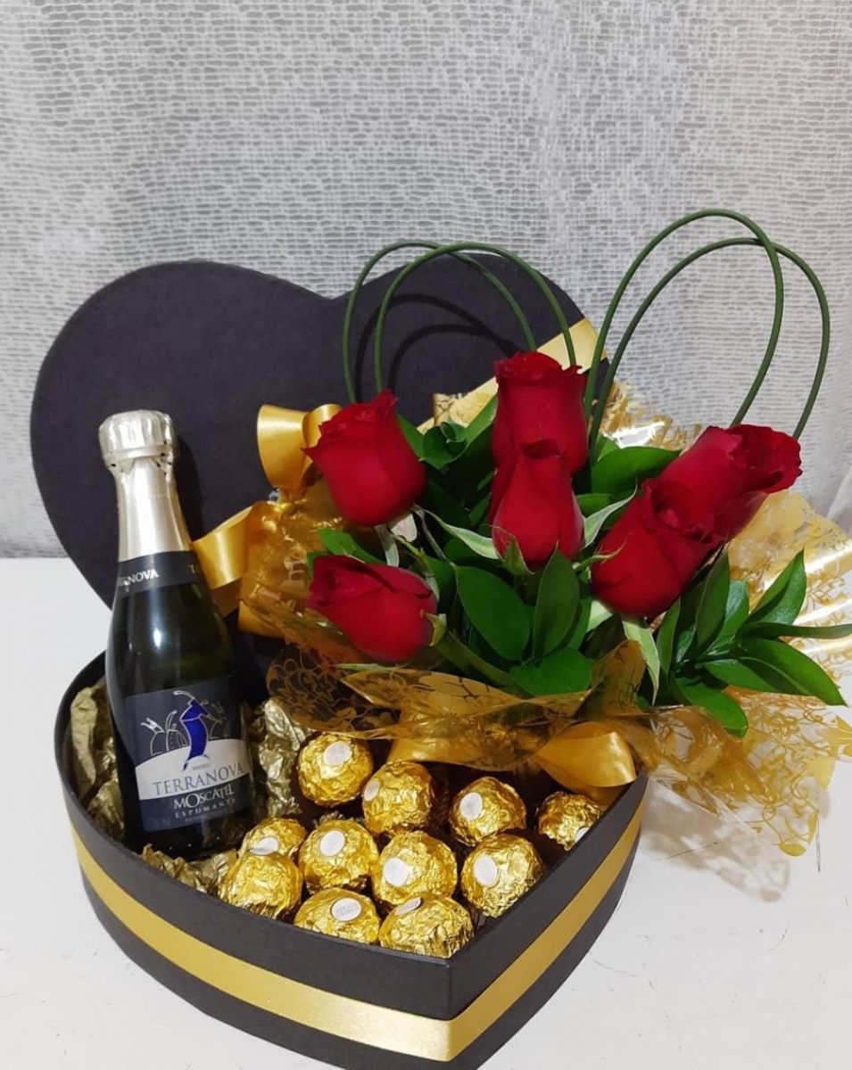 Kit Bebidas Especial Cachepo caixa de presente coração com flores, chocolates e vinho / Vermelho