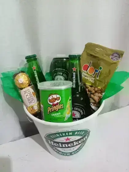 Kit Bebidas Especial Balde Porta Gelo com Cerveja Heineken e Guloseimas / Verde