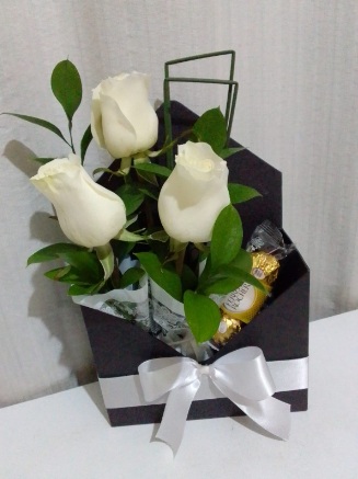 Arranjo com Rosas / Ferrero Rocher / Branco / 03 Unidades