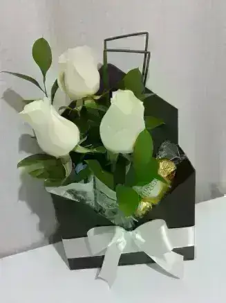 Arranjo com Rosas / Ferrero Rocher / Branco / 03 Unidades