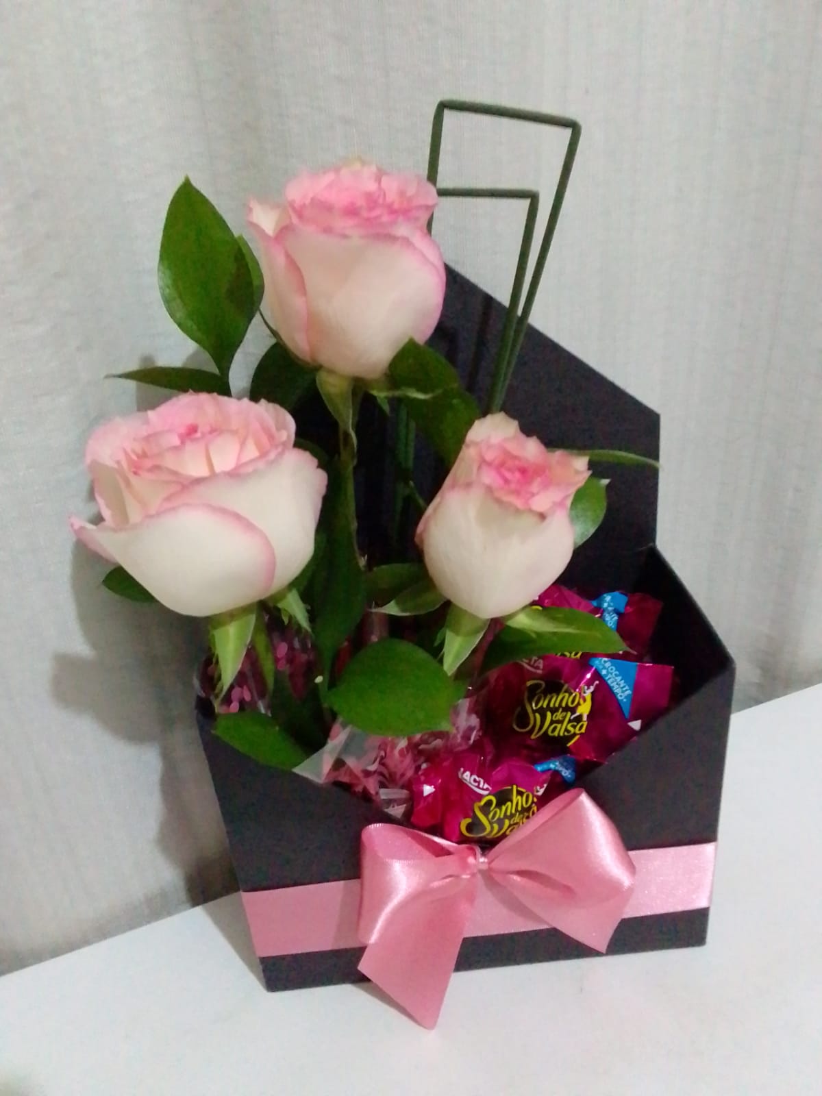 Arranjo com Rosas / Bombons / Rosa / 03 Unidades