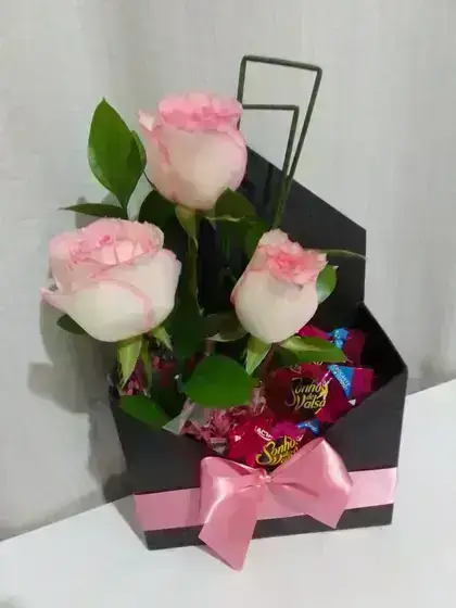 Arranjo com Rosas / Bombons / Rosa / 03 Unidades