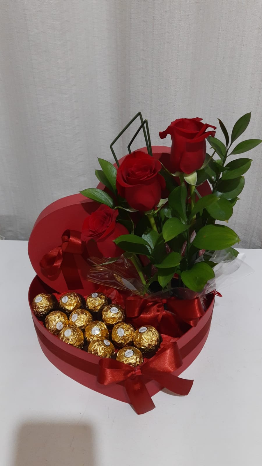 Arranjo com Rosas / Ferrero Rocher / Vermelhas / 03 Unidades