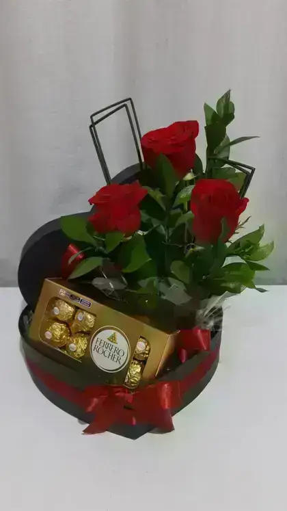 Arranjo com Rosas / Ferrero Rocher / Vermelhas / 03 Unidades