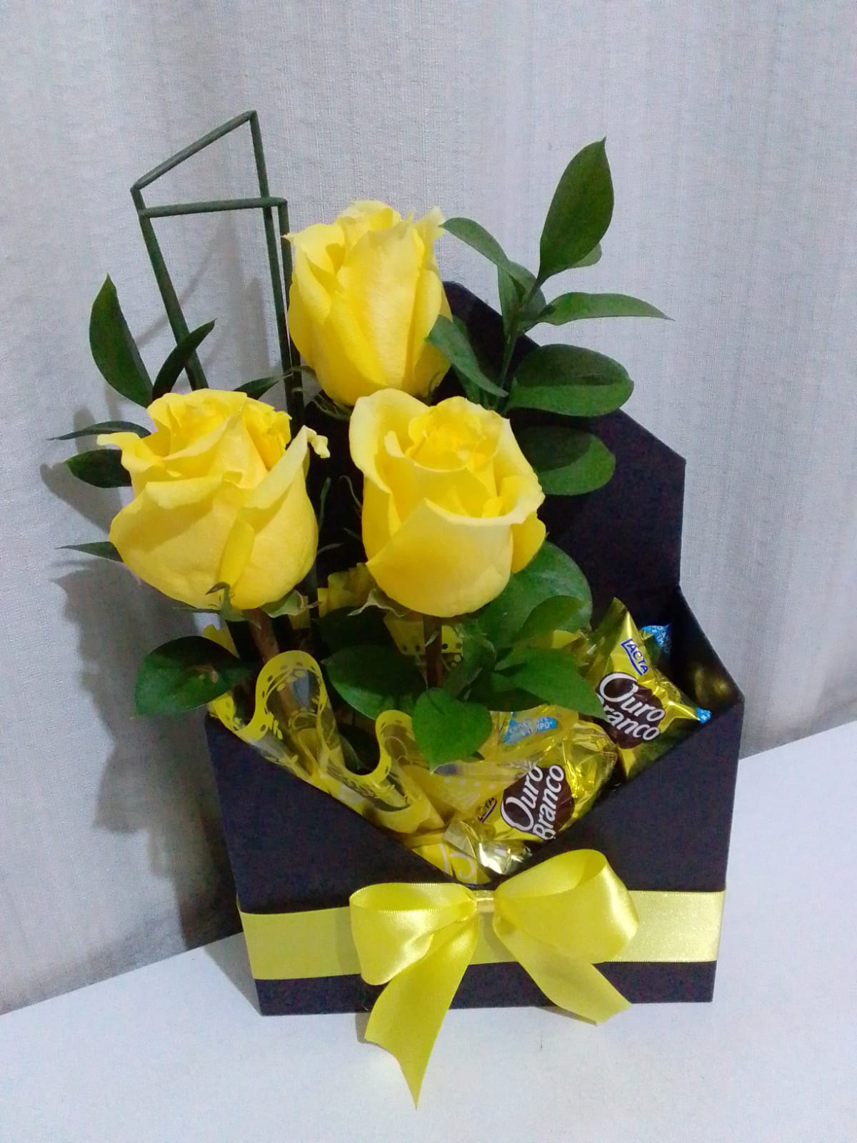Arranjo com Rosas / Bombons / Amarelas / 03 Unidades