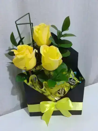Arranjo com Rosas / Bombons / Amarelas / 03 Unidades