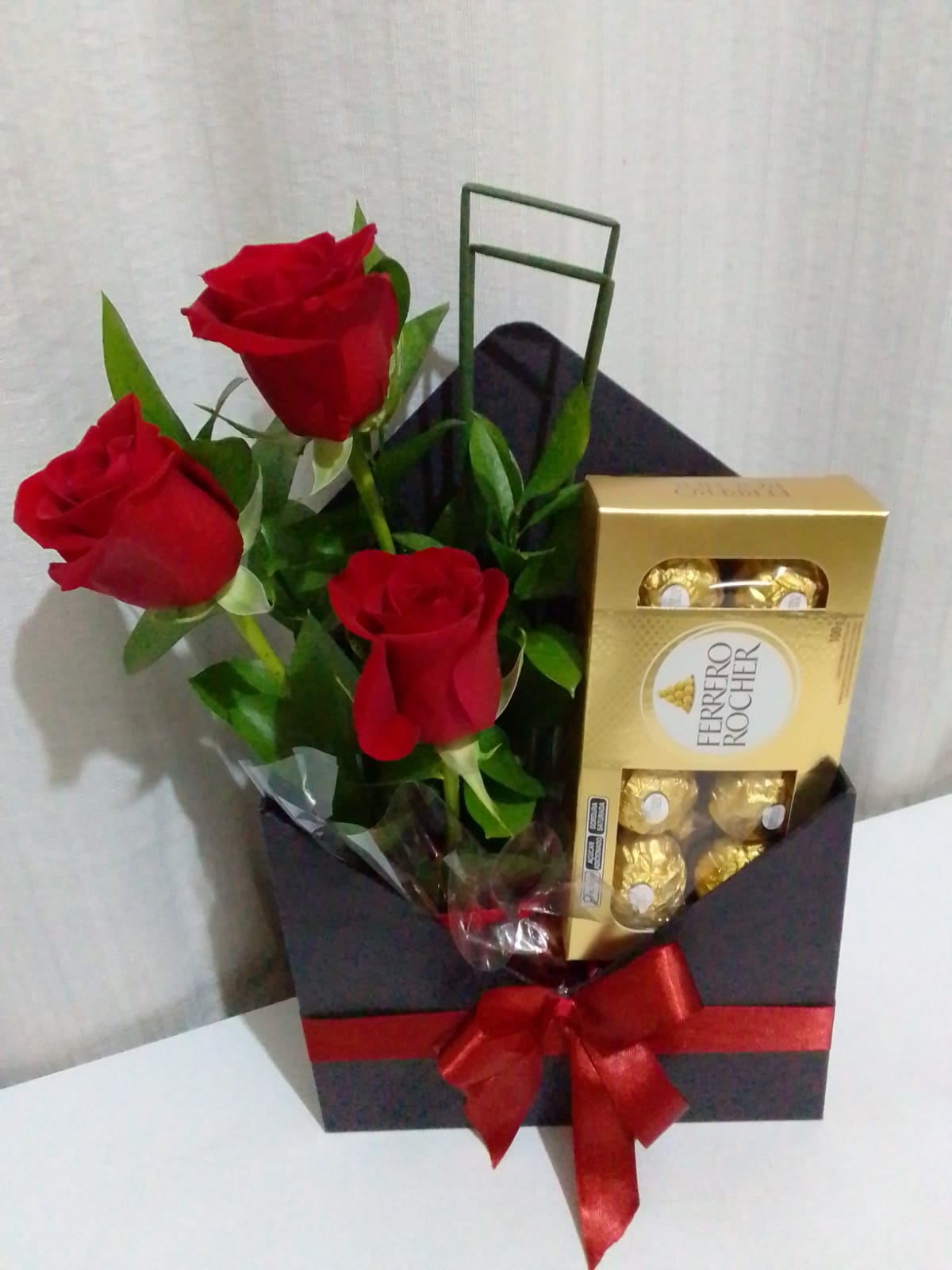 Arranjo com Rosas / Ferrero Rocher / Vermelhas / 03 Unidades