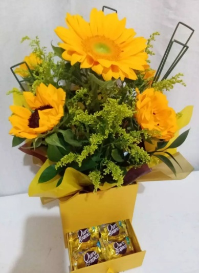 Arranjo com Girassóis no cachepô gaveta e bombons / Amarelo / 03 Unidades