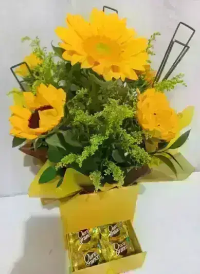 Arranjo com Girassóis no Cachepô Gaveta e Bombons / Amarelo / 03 Unidades