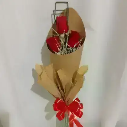 Bouquet com Rosas Importadas / Vermelhas / 03 Unidades