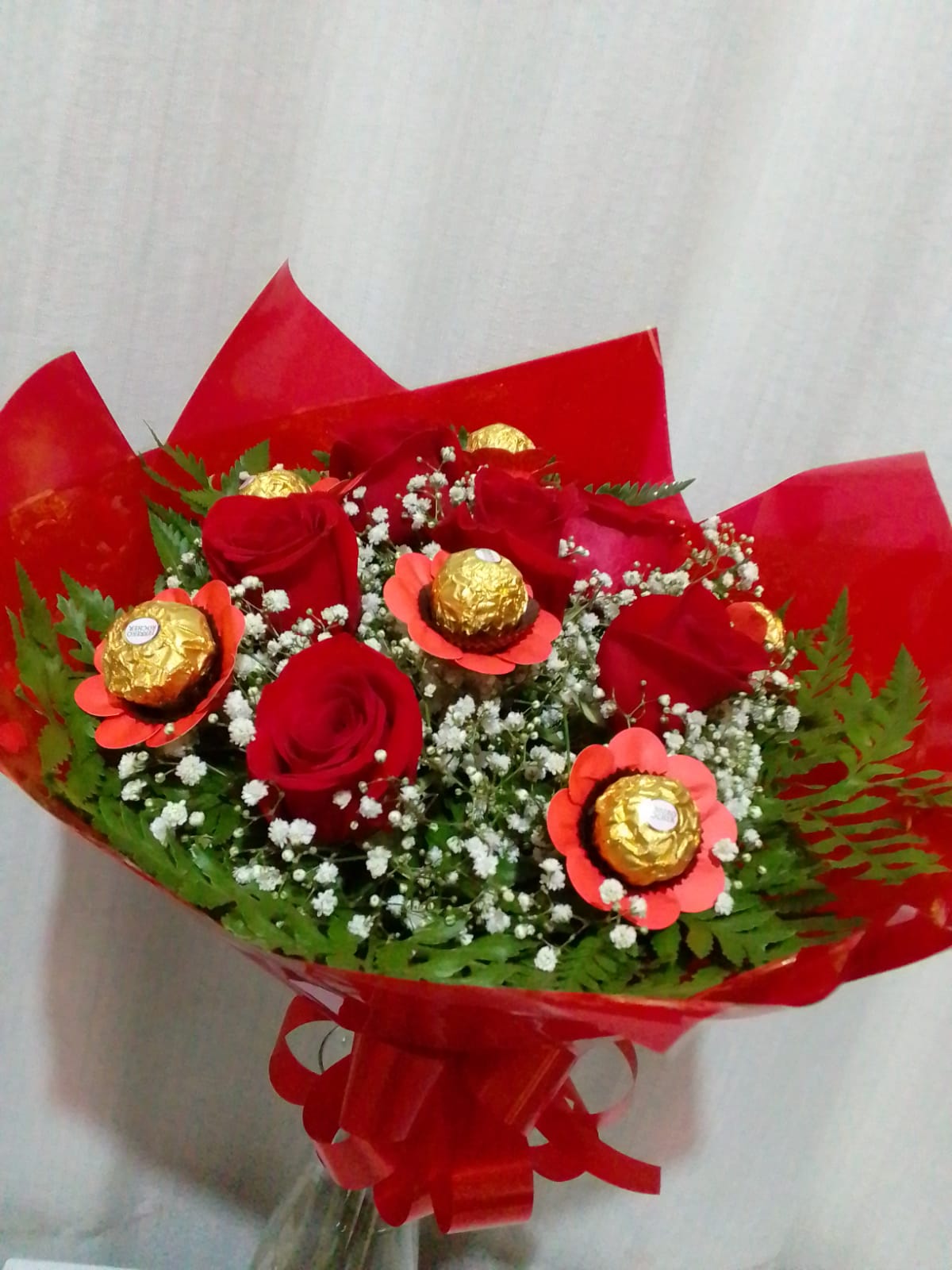 Bouquet com Rosas e Ferrero Rocher / Vermelhas / 06 Unidades