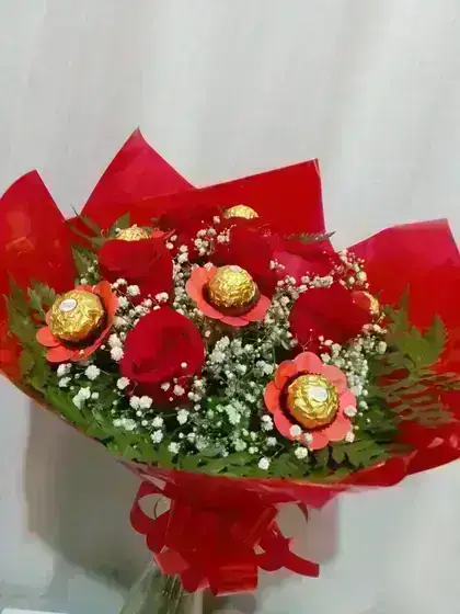 Bouquet com Rosas e Ferrero Rocher / Vermelhas / 06 Unidades