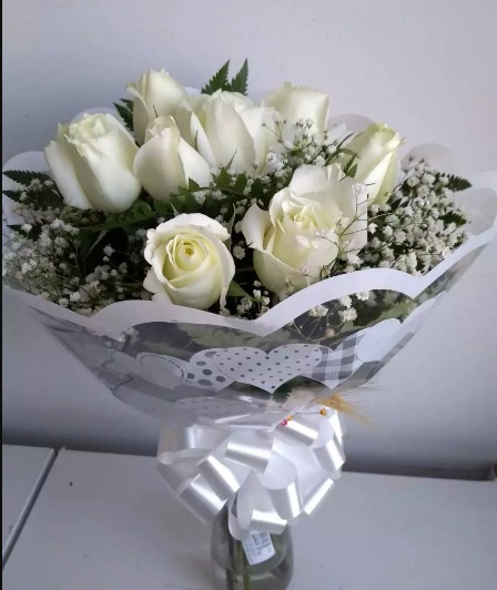Bouquet com Rosas / Brancas / 08 Unidades