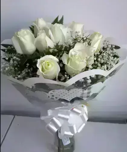 Bouquet com Rosas / Brancas / 08 Unidades