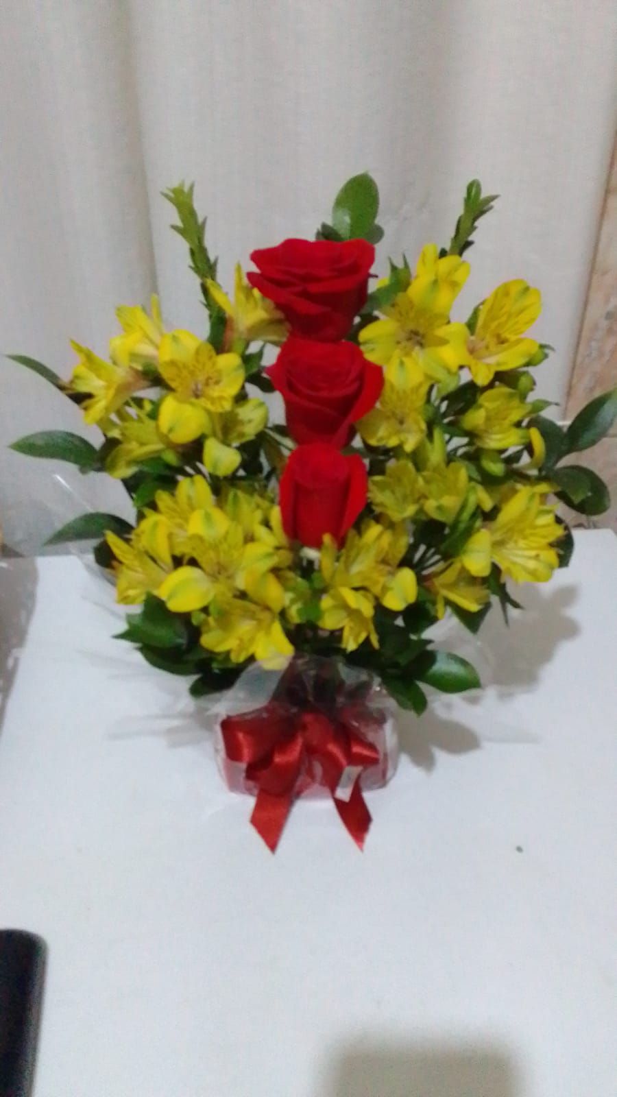 Arranjo com Rosas e astromélias / Rosa / 03 Unidades
