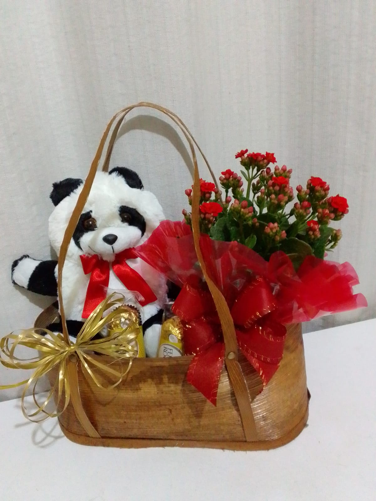 Cesta Especial Pelúcia, Chocolates e Calandiva / Mista