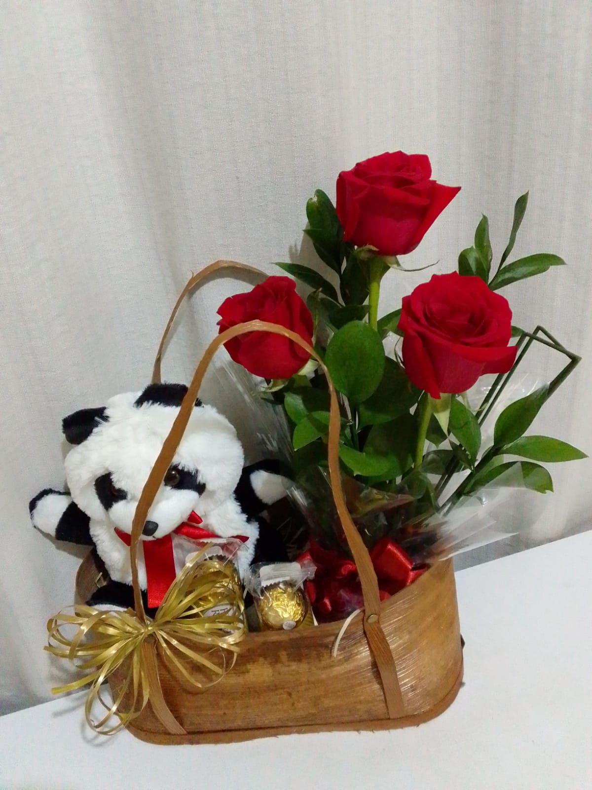 Cesta Especial Pelúcia, Ferrero Rocher e Rosas / Vermelhas