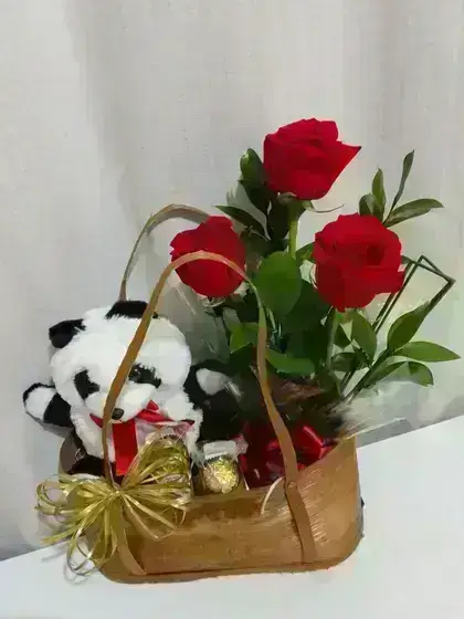 Cesta Especial Pelúcia, Ferrero Rocher e Rosas / Vermelhas