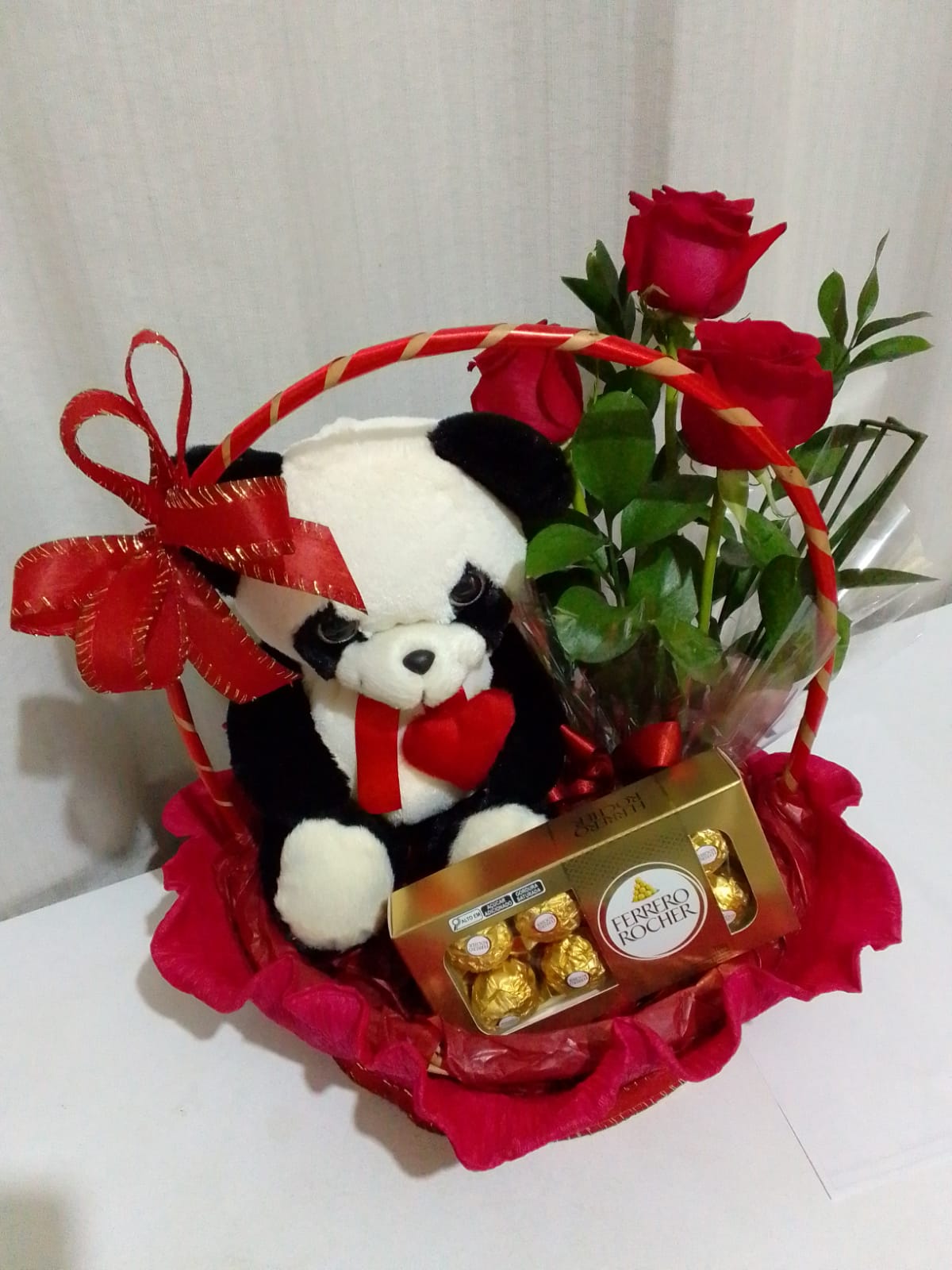 Cesta Especial Pelúcia, Ferrero Rocher e Rosas / Vermelhas