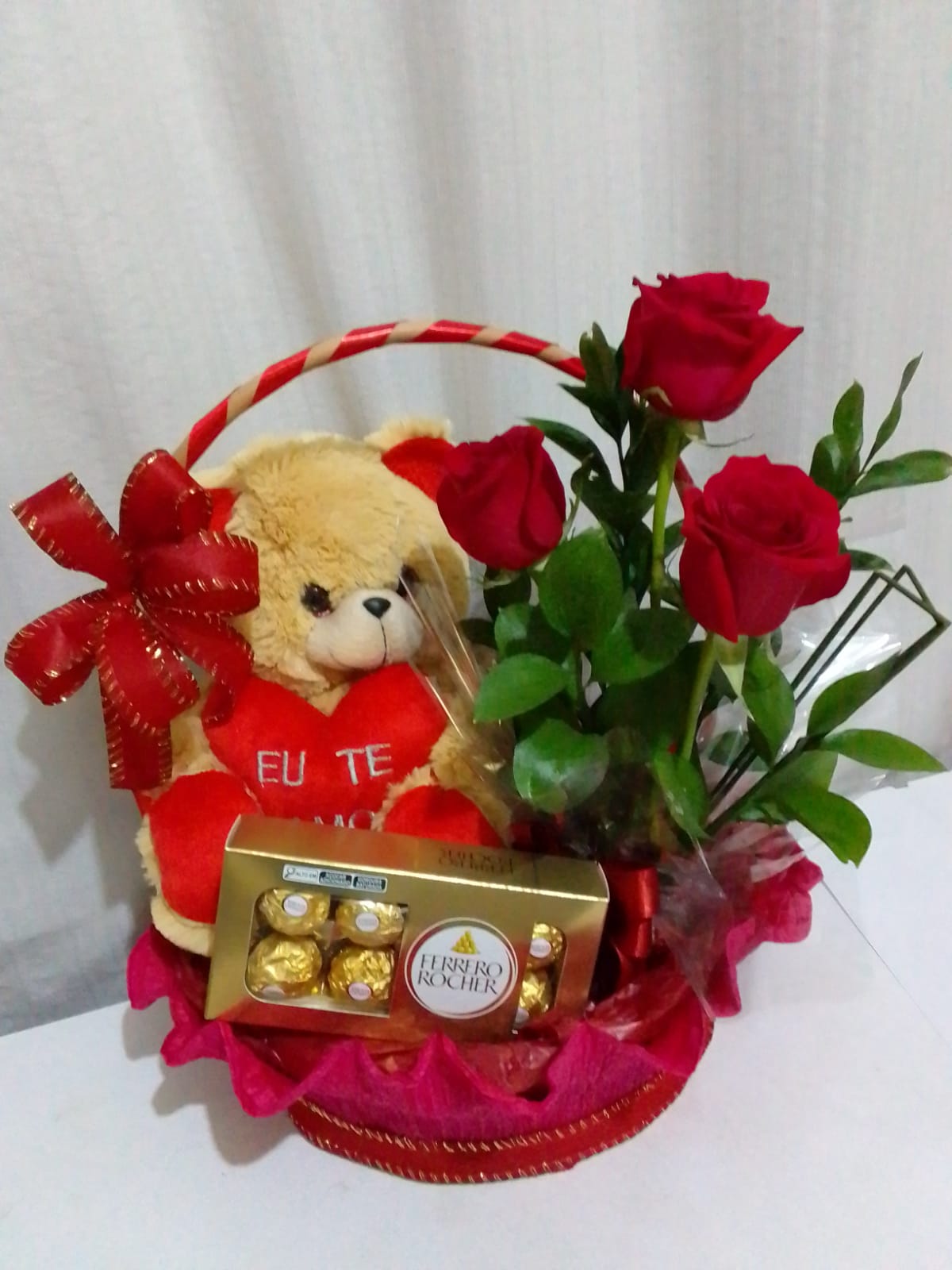 Cesta Especial Pelúcia, Ferrero Rocher e Rosas / Vermelhas
