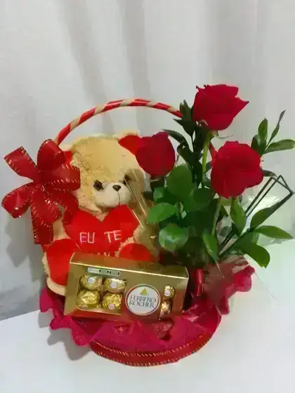 Cesta Especial Pelúcia, Ferrero Rocher e Rosas / Vermelhas