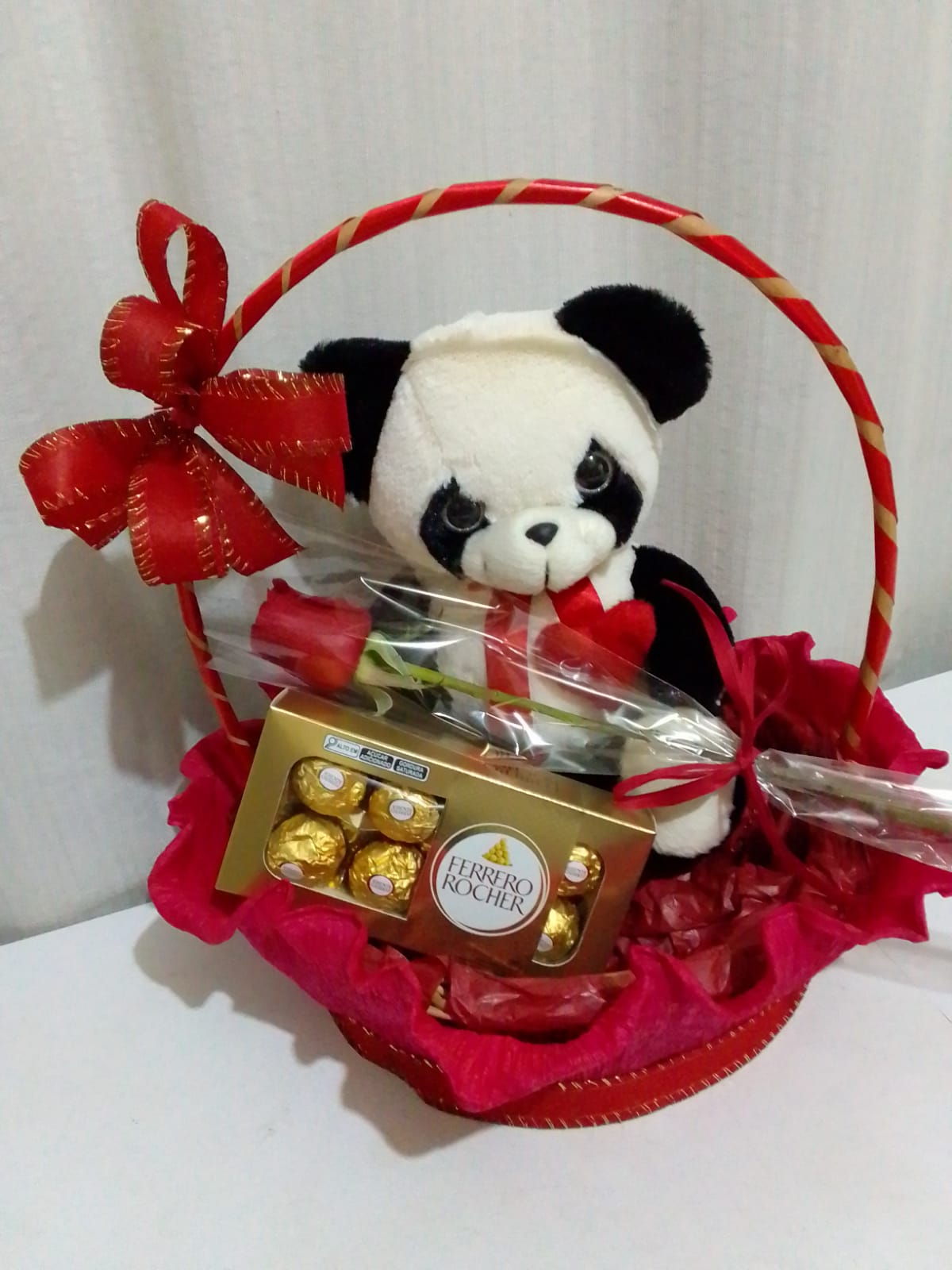 Cesta Especial Pelúcia, Ferrero Rocher e Rosa / Vermelhas