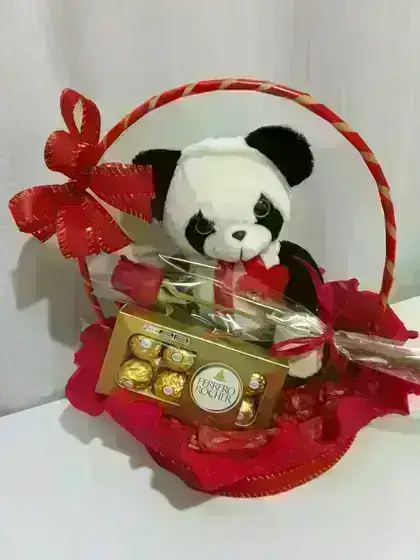 Cesta Especial Pelúcia, Ferrero Rocher e Rosa / Vermelhas