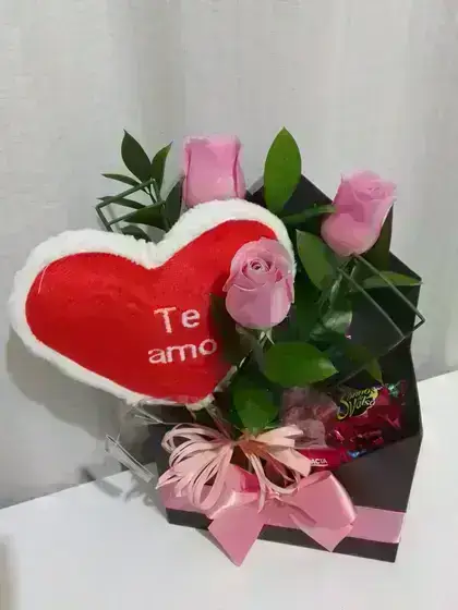 Arranjo com Rosas, Bombons e Pelúcia / Rosa / 03 Unidades