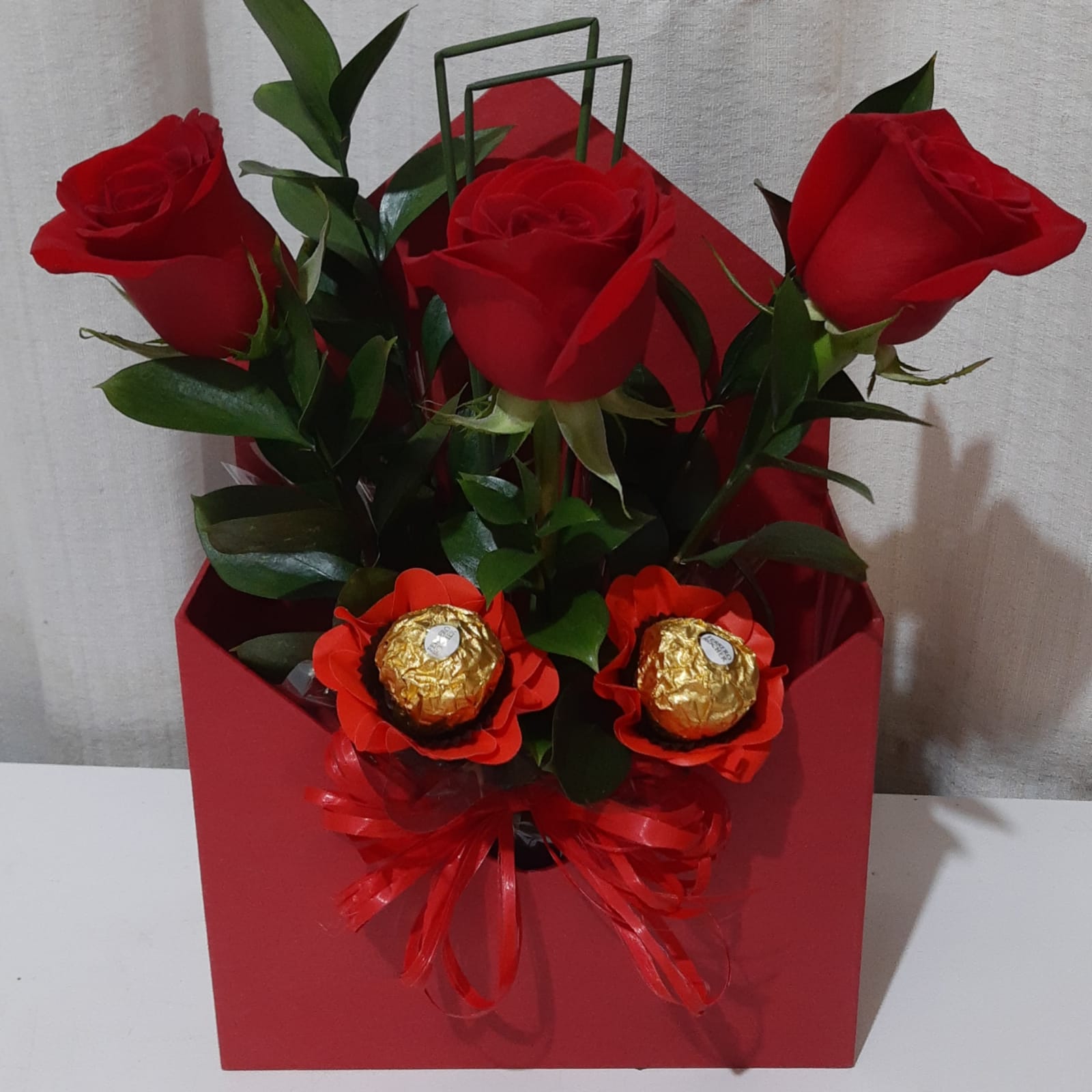Arranjo com Rosas / Ferrero Rocher / Vermelhas / 03 Unidades