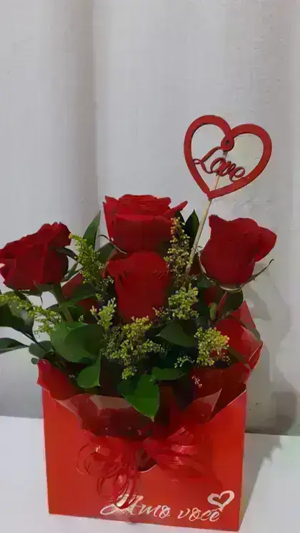 Arranjo com Rosas / Ferrero Rocher / Vermelhas / 04 Unidades