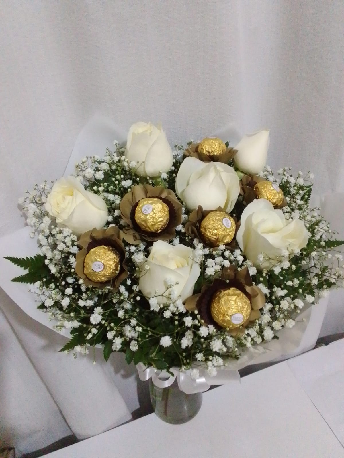 Bouquet com Rosas e Ferrero Rocher / Brancas / 06 Unidades