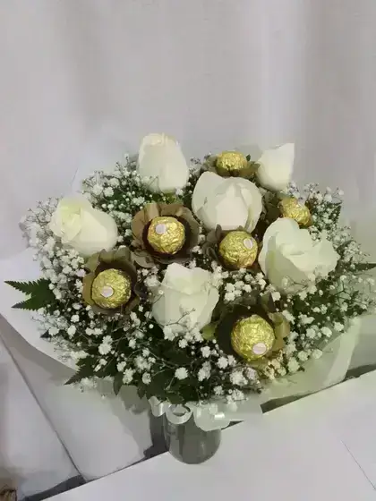 Bouquet com Rosas e Ferrero Rocher / Brancas / 06 Unidades