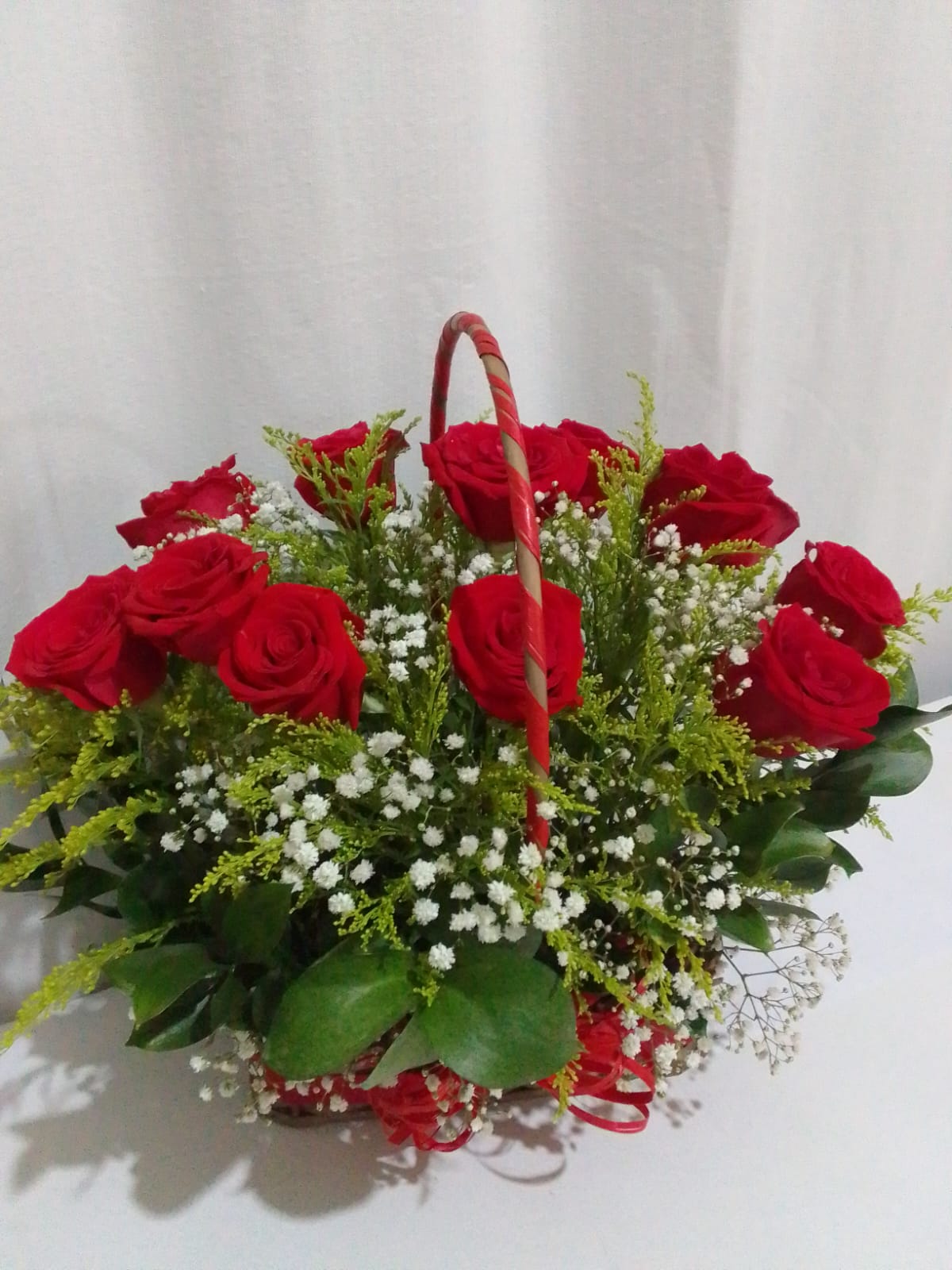 Cesta de Rosas Rosas Importadas Colombianas / Vermelho / 12 Unidades