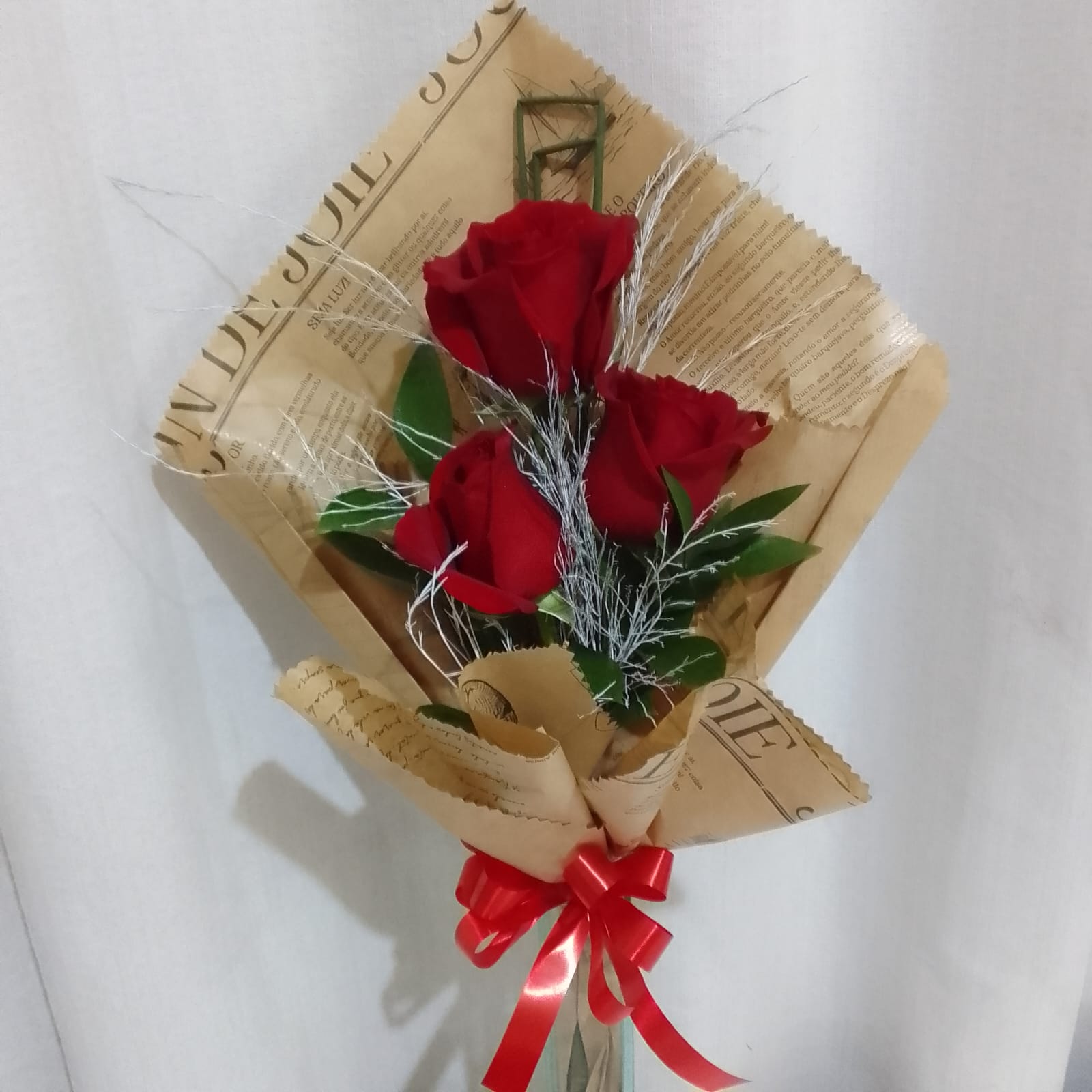 Bouquet com Rosas Importadas Colombianas / Vermelhas / 03 Unidades