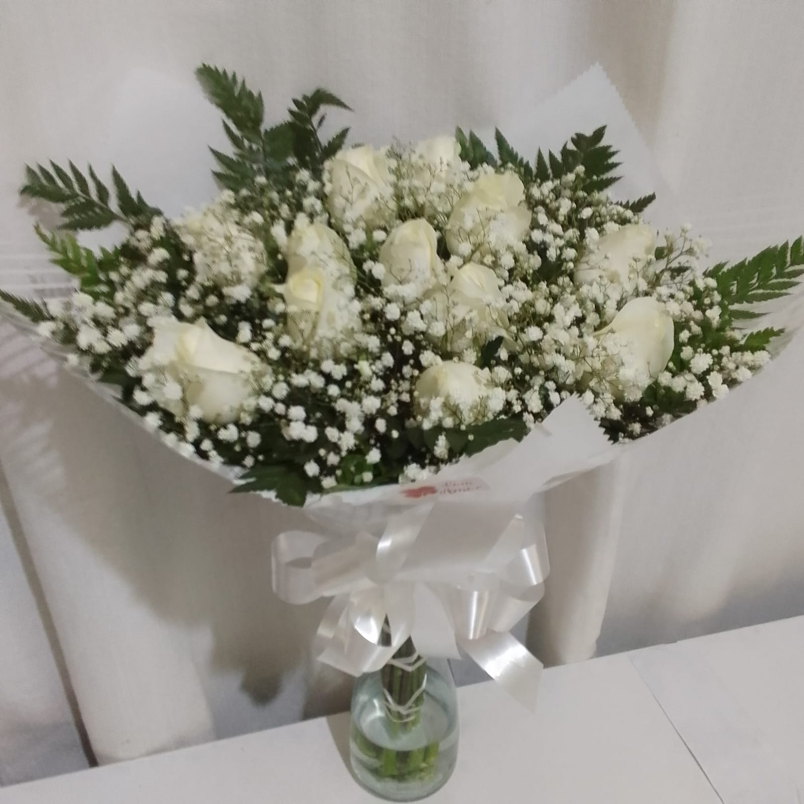 Bouquet com Rosas nacionais / Brancas / 12 Unidades