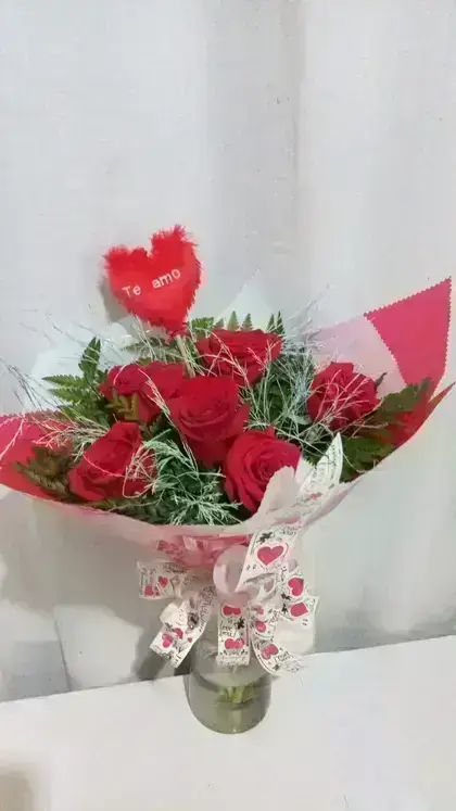 Bouquet com Rosas Importadas Colombianas, Pelúcia no Palito / Vermelhas / 06 Unidades