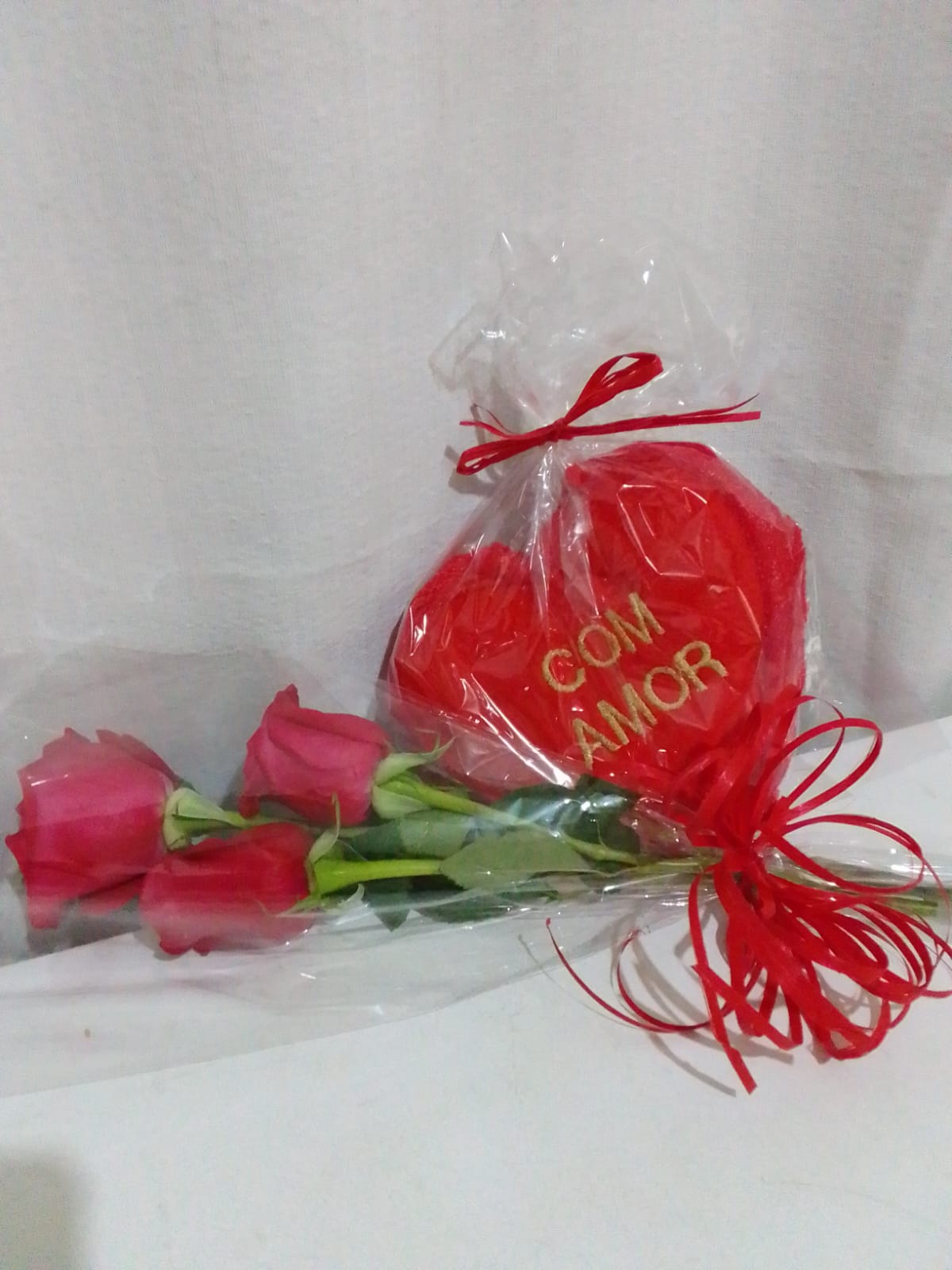Bouquet com Rosas e Pelúcia Coração "Com Amor" / Vermelhas / 03 Unidades