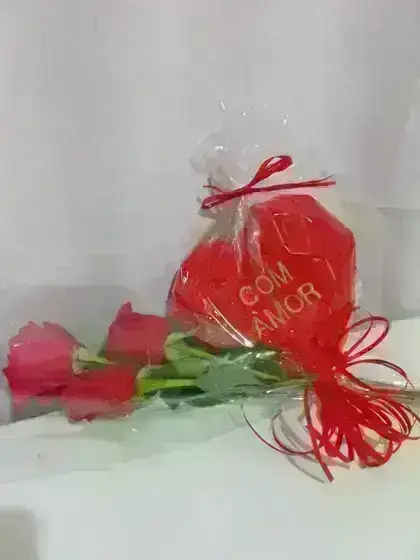 Bouquet com Rosas e Pelúcia Coração "Com Amor" / Vermelhas / 03 Unidades
