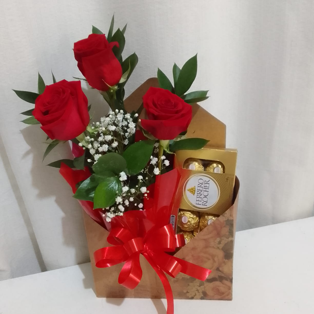 Cesta de Rosas Rosas e Caixa de Ferrero Rocher com 8 unidades / Vermelhas / 03 Unidades