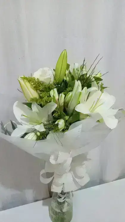 Bouquet Misto Lírio, Astromelias e Lizianthus / Brancas