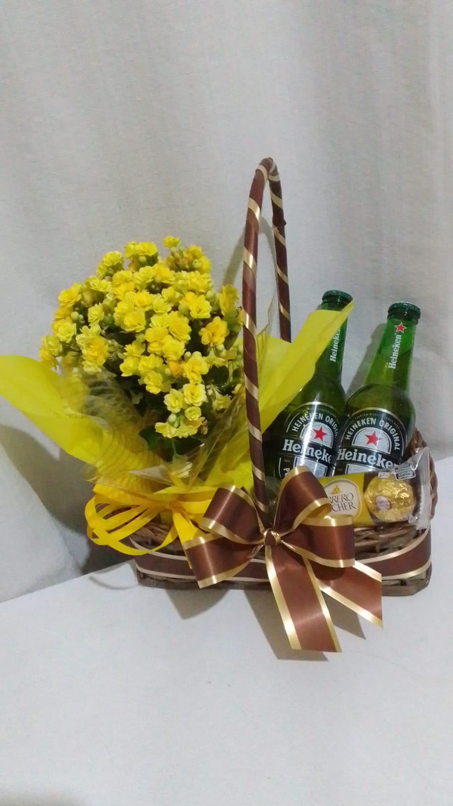 Kit Bebidas Especial Cesta com cervejas Heineken, bombons Ferrero Rocher e uma Calandiva