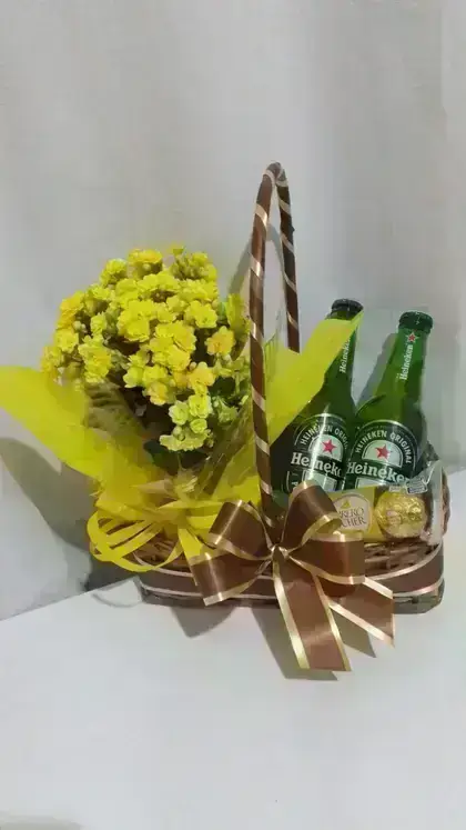 Kit Bebidas Especial Cesta com Cervejas Heineken, Bombons Ferrero Rocher e uma Calandiva