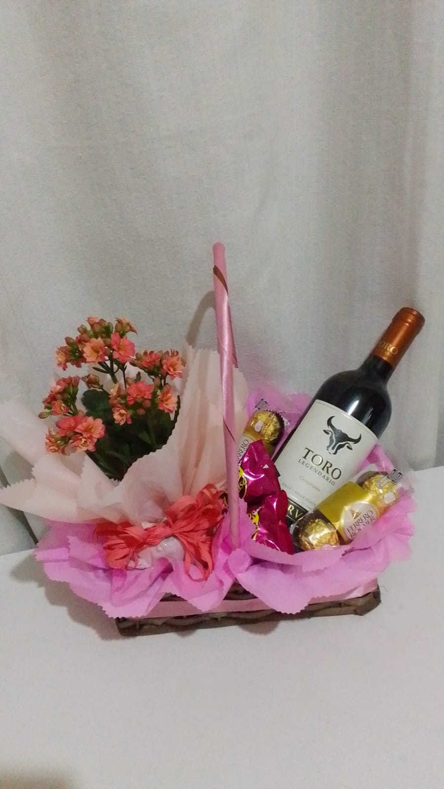 Kit Bebidas Especial Cesta com vinho, Calandiva e bombons