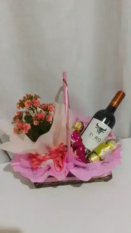 Kit Bebidas Especial Cesta com Vinho, Calandiva e Bombons